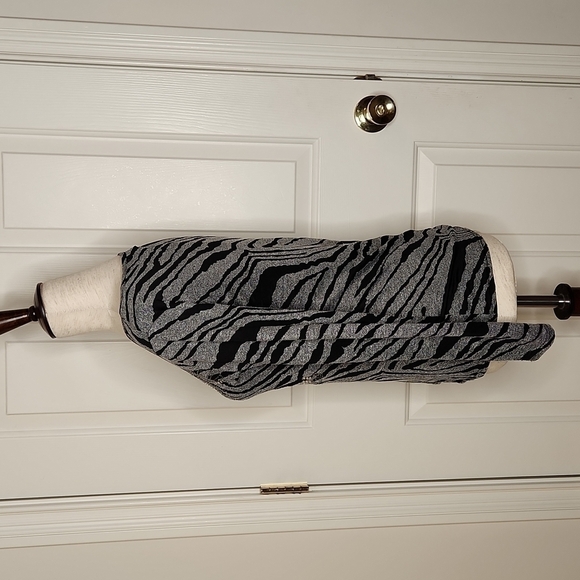 Cache Black Gray Crystal Embellished Tiger Print Shirt Size S - Picture 5 of 11